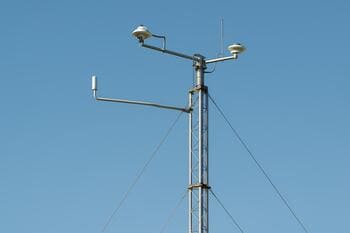 Güneş yolu ölçümü için mast ve sensörler