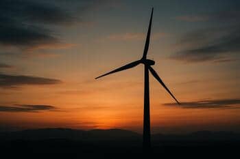 Hızı bölgesinde şafakta türbin silüeti
