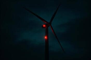 Gece çalışan türbin; ufuğa karşı siluet